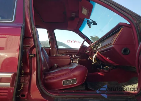 1993 Lincoln Town Car Signature/Jack Nicklaus z USA, uszkodzony, nr VIN 1LNLM82W0PY629752